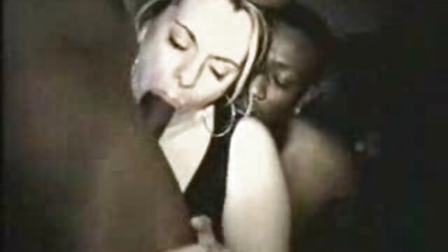 暗い髪のブルネットは、伝統的に友人を校正します キス 動画 鈴木 一徹