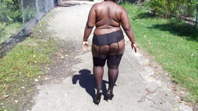 鏡の前でクソと彼に興味を持って見えるカップル 女性 の アダルト 動画